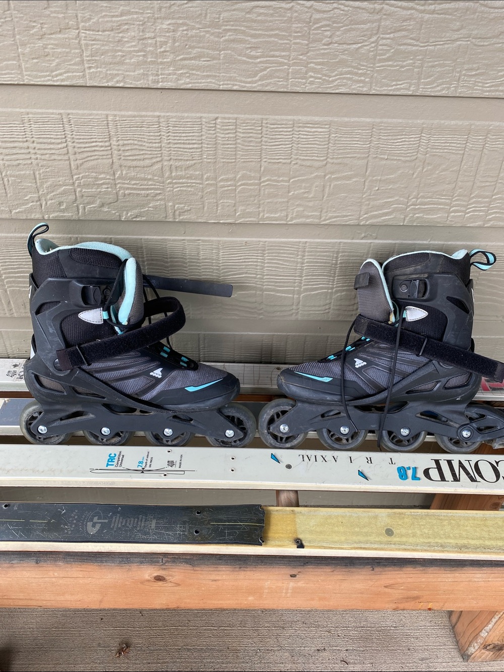 Black and Teal Adjustable Inline Rollerblades